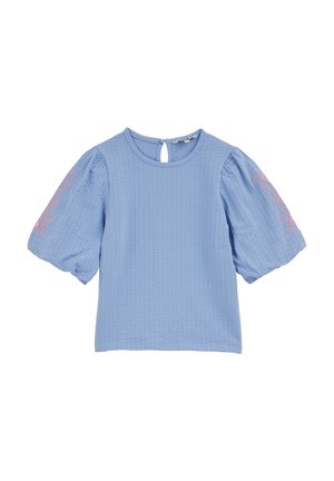 Világoskék texturált rövid ujjú blúz púpos ujjal és rózsaszín geometriai hímzéssel a felső karokon, kerek nyakkivágással, hátul gombos záródással.