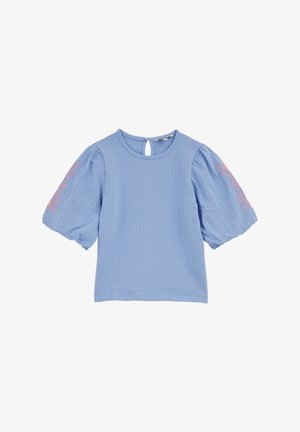 Világoskék texturált rövid ujjú blúz púpos ujjal és rózsaszín geometriai hímzéssel a felső karokon, kerek nyakkivágással, hátul gombos záródással.