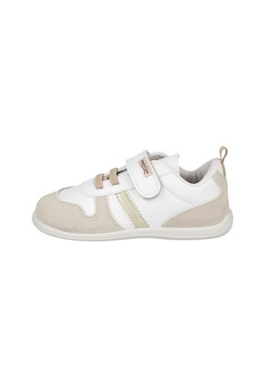 Zapatilla infantil blanca y beige con cierre de velcro y cordones elásticos, suela blanda y lengüeta en el talón, mostrada de perfil.