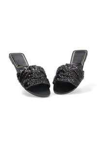 Sandalias deslizantes negras trenzadas con una parte superior texturizada, dos correas cruzadas, una suela plana y una puntera abierta cuadrada. Diseño simple con un acabado elegante.