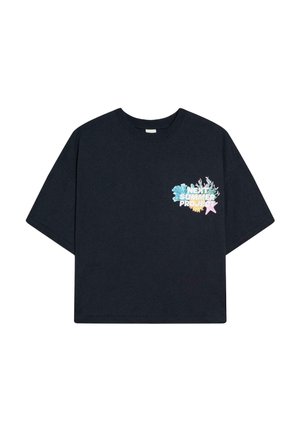 Tricou negru cu mâneci scurte, cu textul „Next Summer Project” și grafică colorată cu coral și stea de mare pe partea stângă a pieptului.