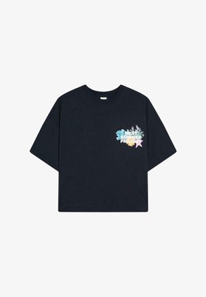Tricou negru cu mâneci scurte, cu textul „Next Summer Project” și grafică colorată cu coral și stea de mare pe partea stângă a pieptului.