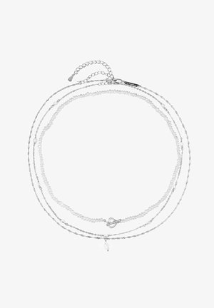 Collier en argent à plusieurs couches composé de trois brins de perles, y compris des maillons torsadés et des perles ovales lisses, avec un fermoir et un accent de perle suspendue.