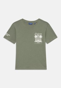 Olivgrünes Baumwoll-T-Shirt mit kurzen Ärmeln. Die Vorderseite zeigt eine weiße Grafik eines Gebäudes mit Palmen, der Text lautet "Sundowners Resort."