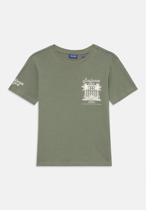 Oliwkowa bawełniana koszulka z krótkim rękawem. Z przodu znajduje się biały grafik przedstawiający budynek z palmami, a napis brzmi "Sundowners Resort."