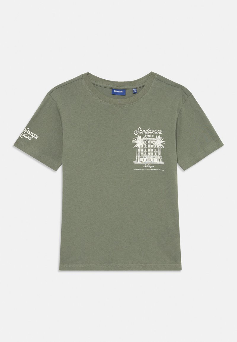 Olivgrünes Baumwoll-T-Shirt mit kurzen Ärmeln. Die Vorderseite zeigt eine weiße Grafik eines Gebäudes mit Palmen, der Text lautet "Sundowners Resort."
