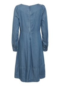 Denim kleita gaiši zilā krāsā; ar garām pūkām piedurknēm, pieguļošu jostu un izplestu svārku ar savilktām šuvēm un pogām pie piedurknēm.