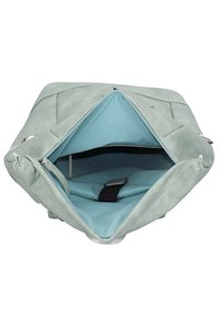 Lederhandtasche in Hellgrün mit weicher Textur, ausgestattet mit einem blauen Innenfutter, einem Reißverschluss und einem schwarzen Trageriemen für sicheren Verschluss.