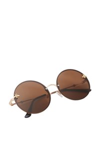Gafas de sol redondas con lentes marrón tintados, marco de metal dorado, puntas de las patillas negras y acentos dorados en forma de abeja en la parte frontal.