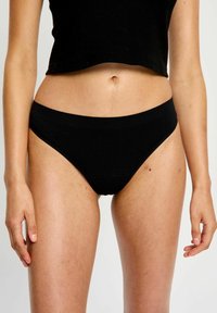 Culottes de bikini en coton noir avec une texture lisse, taille moyenne et sans matériel ni motifs visibles. Design simple et minimaliste.