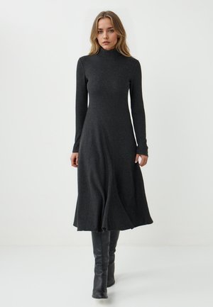 - Sukienka dzianinowa