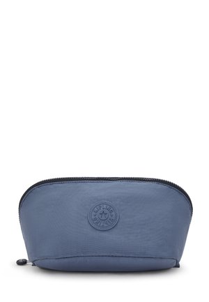 Pochette cosmetica in tessuto blu con parte superiore arrotondata, superficie texturizzata, chiusura zip e logo circolare sul davanti. Leggera e portatile.