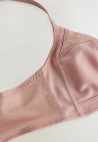 Roze bh gemaakt van glad satijn met kantaccenten. Heeft verstelbare bandjes, onderdraadsteun en textiel op de zijkanten.