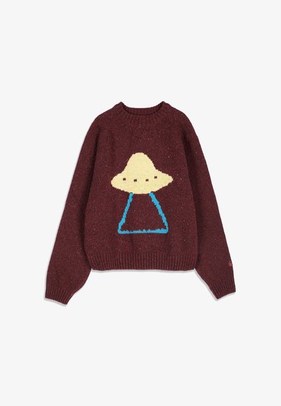 Pull en maille rouge foncé avec un motif OVNI jaune et bleu sur le devant, manches longues et poignets et ourlet côtelés.