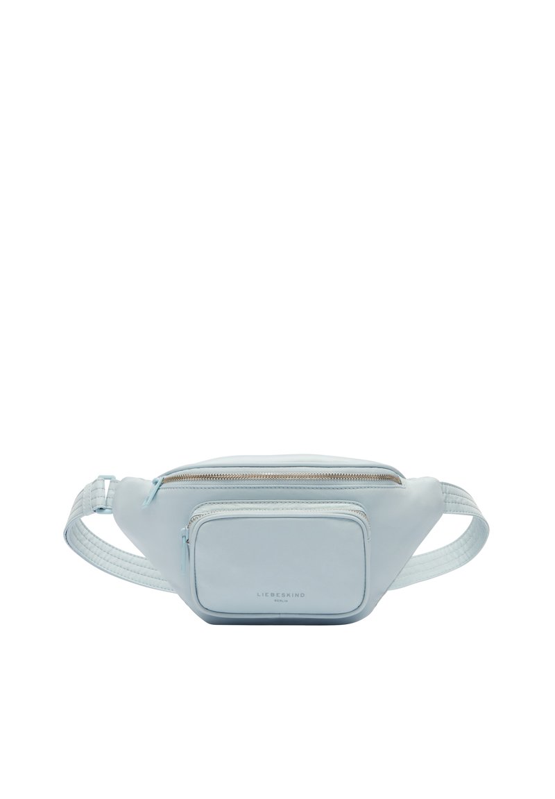 Marsupio in pelle azzurro chiaro con tasca frontale con zip, accessori in argento e una tracolla testurizzata. Design compatto e minimalista per un utilizzo a mani libere.