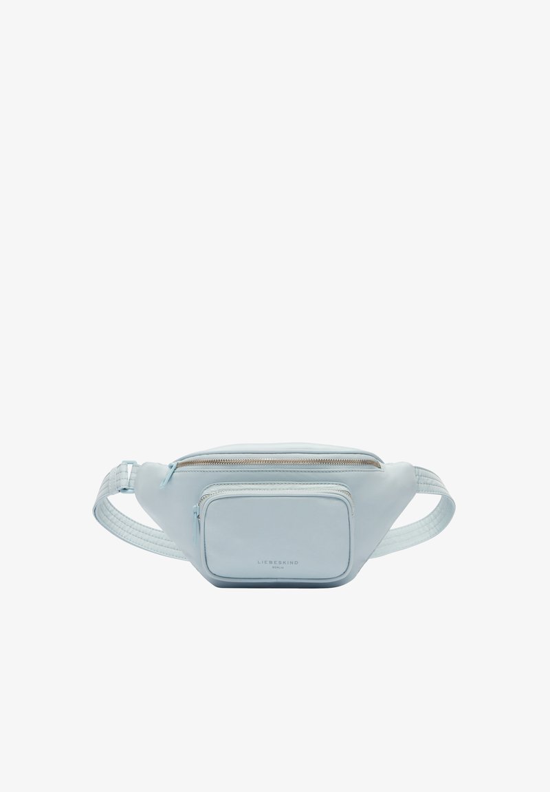 Marsupio in pelle azzurro chiaro con tasca frontale con zip, accessori in argento e una tracolla testurizzata. Design compatto e minimalista per un utilizzo a mani libere.