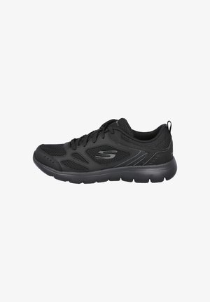 Zapatilla de deporte Skechers negra con paneles de malla, cordones en la parte delantera, suela acolchada y logo en el lateral y en la lengüeta, mostrada en perfil lateral.