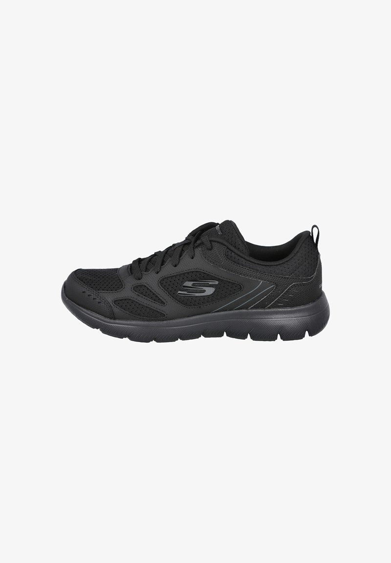 Zapatilla de deporte Skechers negra con paneles de malla, cordones en la parte delantera, suela acolchada y logo en el lateral y en la lengüeta, mostrada en perfil lateral.