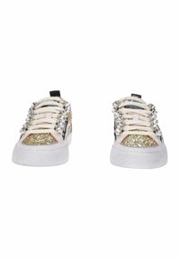 Sneaker con una base bianca texturizzata, dettagli in glitter dorato e decorazioni in strass sui lacci. Passante nero sul retro.