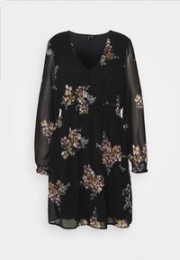 Černé šaty s dlouhými průhlednými rukávy a výstřihem do V. Obsahují barevné květinové vzory v purpurové, žluté a zelené barvě. Detaily s nařaseným pasem.