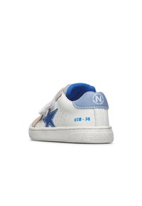 Białe sneakersy z niebieskim akcentem w kształcie gwiazdy, niebieską, wyściełaną językiem, paskiem na rzep oraz teksturowaną gumową podeszwą. Na pięcie znajduje się logo NTR-74.