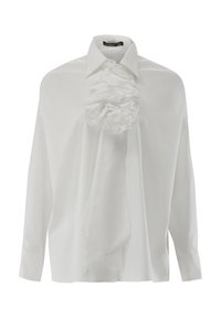 Weißes Langarmshirt mit strukturiertem Kragen und großem Stoffblumenverzierung auf der Vorderseite. Glatte Textur, lockere Passform und drapierte Gestaltung.