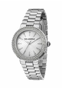 Orologio da polso in metallo argentato con cassa rotonda, ghiera incastonata di cristalli e quadrante bianco testurizzato. Caratterizzato da un cinturino metallico a maglie e indici orari minimalisti.