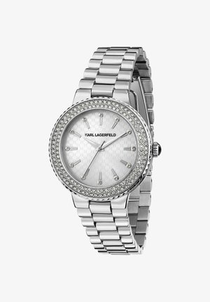 Orologio da polso in metallo argentato con cassa rotonda, ghiera incastonata di cristalli e quadrante bianco testurizzato. Caratterizzato da un cinturino metallico a maglie e indici orari minimalisti.