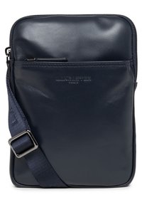 Marine leren crossbody tas met een ritssluiting, voorzien van een voorzak en een verstelbare schouderband. Soepele textuur met geperste logo-detail.