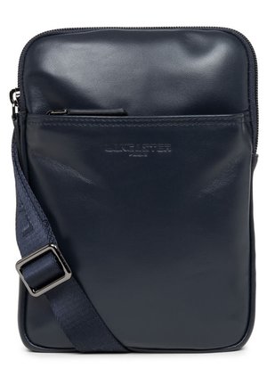 Navy Leder Tasche mit Umhängeriemen und Reißverschluss, mit einer Vordertasche und einem verstellbaren Tragegurt. Glatte Oberfläche mit geprägtem Logodetail.