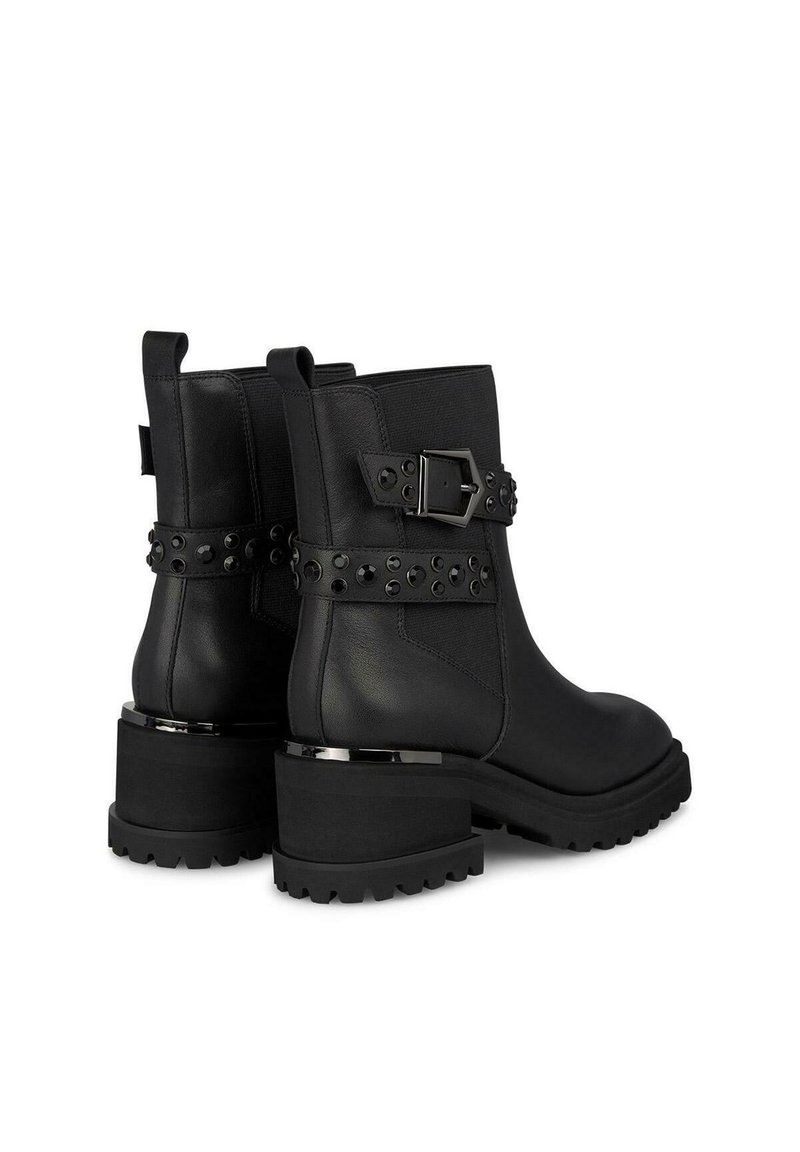 Botines negros de cuero con tacón grueso, que presentan una correa decorada con tachuelas y un detalle de hebilla, upper texturizado y suela duradera.