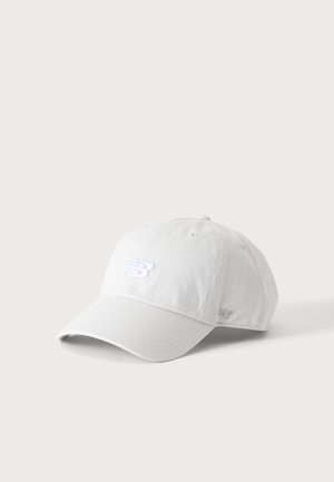 Weiße Baseballkappe mit gebogenem Schirm, besticktem New Balance-Logo vorn und kleinem '247'-Detail an der Seite.