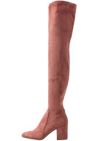 Kozaki za kolano w kolorze przydymionego różu, wykonane z miękkiego zamszu. Okrągły czubek, blokowy obcas oraz bezszwowy design z detalem bocznej szwy.