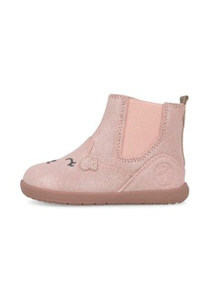 Botín de ante rosa para niño con suela de goma, panel lateral elástico y diseños bordados de corazón y ojos cerrados en el área de los dedos.