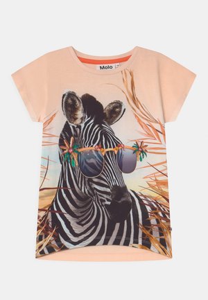 Jasnoróżowa koszulka z krótkim rękawem z grafiką zebry w okularach przeciwsłonecznych, ozdobiona kolorowymi tropikalnymi akcentami i detalami roślinnymi.