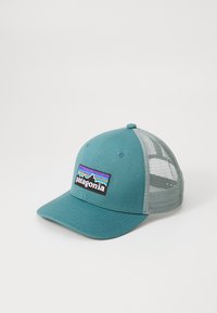 Boné de basebol verde-água com laterais em rede, apresentando um logotipo em patch com um design de montanha colorido. Painel frontal em algodão e fecho traseiro ajustável.