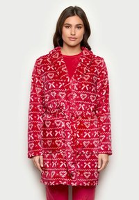 Accappatoio in pile rosso con motivo di cuori e fiocchi, colletto a scialle e vita con lacci. Tessuto morbido, maniche lunghe, design lungo fino al ginocchio.