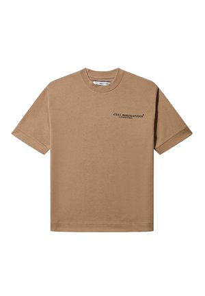 Brun bomulds t-shirt med korte ærmer, rund hals og et diskret trykt logo i sort på venstre brystområde. Glat overflade.