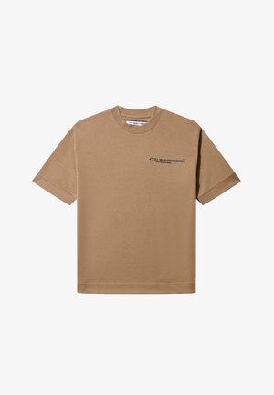 Bruine katoenen t-shirt met korte mouwen, ronde hals en een subtiel zwart logo gedrukt op de linkerborst. Glad materiaal.