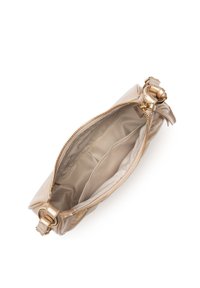 Borsa a spalla in pelle bronzo con chiusura a zip, dotata di una morbida foderatura interna e due scomparti. Elementi hardware visibili vicino alla chiusura.