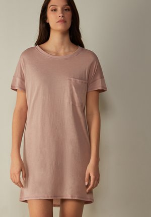 Roze katoenen jurk met korte mouwen, ronde halslijn en een borstzakje. Heeft een comfortabele pasvorm en een gladde, zachte textuur.