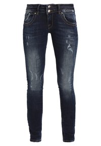 Jeans de mezclilla azul oscuro con corte ajustado, que presentan detalles desgastados, un ligero desvanecimiento, dos bolsillos frontales y cierre de botón estándar.