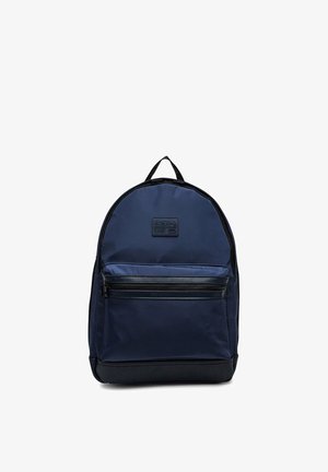 Navyblå rygsæk med frontlomme med lynlås, sort bund, topgreb og brandpatch med teksten "G-STAR ORIGINALS RAW" på forsiden.