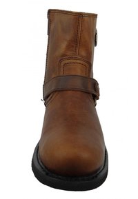Bruine leren enkelboot met een gladde afwerking, gespsluiting aan de zijkant en contrasterende stiknaden. Rubberen zool voor een goede grip.