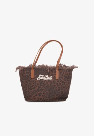 Sac cabas marron imprimé léopard avec bord supérieur frangé, deux anses camel et logo blanc « MC2 Saint Barth » sur le devant.