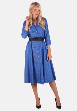 Blau kariertes Kleid mit tailliertem Schnitt und ausgestelltem Rock, ausgestattet mit doppelten Knöpfen und einem schwarzen Gürtel. Mittellange Ärmel runden das Design ab.