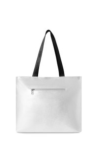Zilveren tote bag gemaakt van glanzend materiaal, met een voorvak met rits en twee zwarte, geperst handvatten. Rechthoekige vorm met een strakke uitstraling.