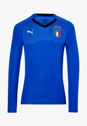 Niebieska długa koszulka reprezentacji Włoch w piłce nożnej z czarnym kołnierzem w kształcie litery V, logo Puma na prawej piersi i herb Włoch z czterema gwiazdkami na lewej piersi.