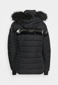 Schwarze gepolsterte Jacke mit einer Kapuze aus Kunstpelz, verziert mit glänzenden schwarzen Streifen über den Schultern und einem strukturierten Steppdesign.