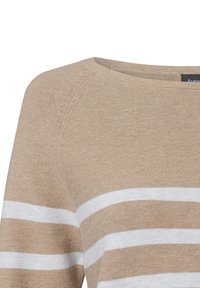 Beiger Strickpullover mit weißen horizontalen Streifen und rundem Ausschnitt.